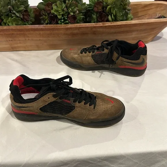 Nike mens Nike Ishod Wair SB Light Olive sneakers shoes size 6 EUC