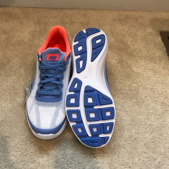 Nike Revolution 3 sneakers