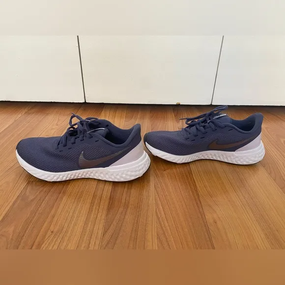 Nike - Revolution 5 Running Shoes in Sanded Purple/Dark Grey Amethyst - Size 7