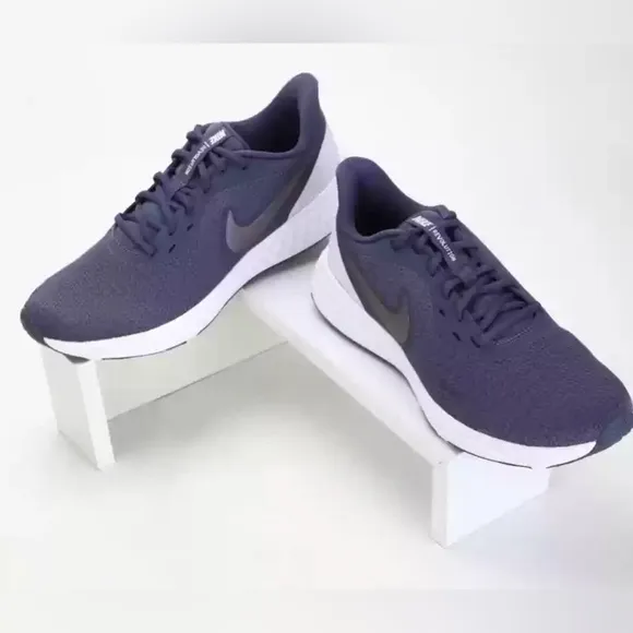 Nike - Revolution 5 Running Shoes in Sanded Purple/Dark Grey Amethyst - Size 7