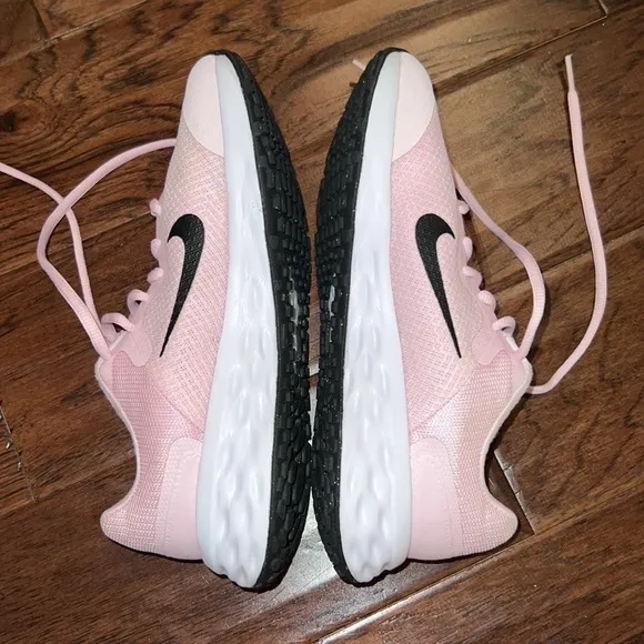 Nike running shoes light pink black big kid sneakers 5 Youth perfect condition​​