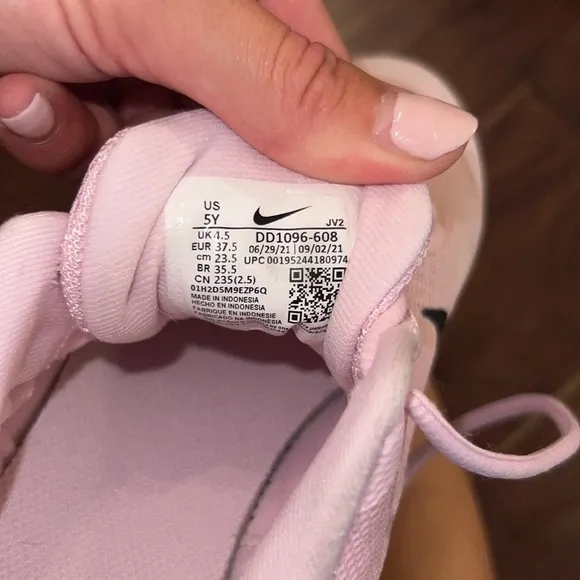 Nike running shoes light pink black big kid sneakers 5 Youth perfect condition​​