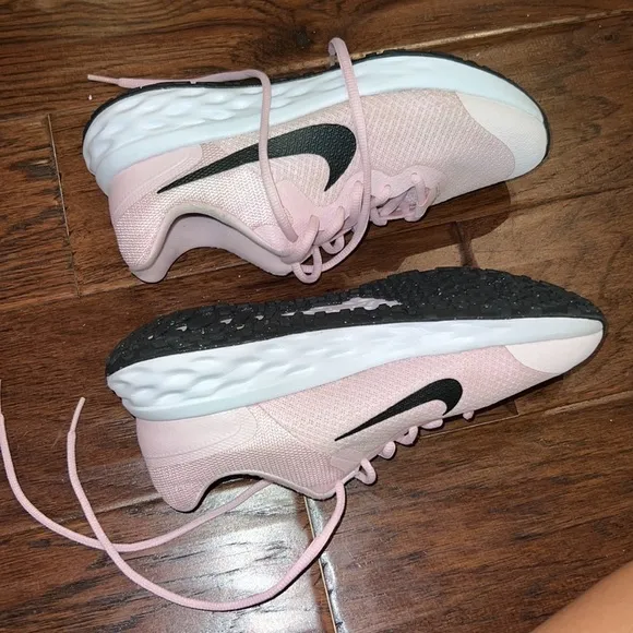 Nike running shoes light pink black big kid sneakers 5 Youth perfect condition​​