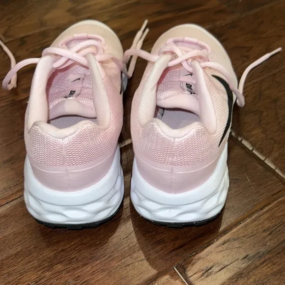 Nike running shoes light pink black big kid sneakers 5 Youth perfect condition​​