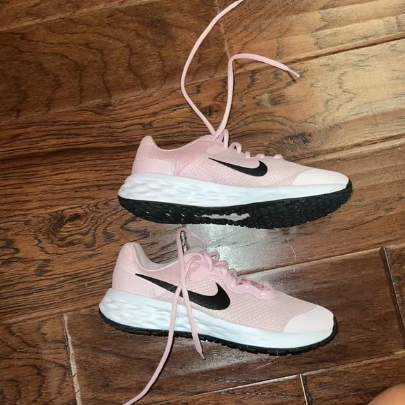 Nike running shoes light pink black big kid sneakers 5 Youth perfect condition​​