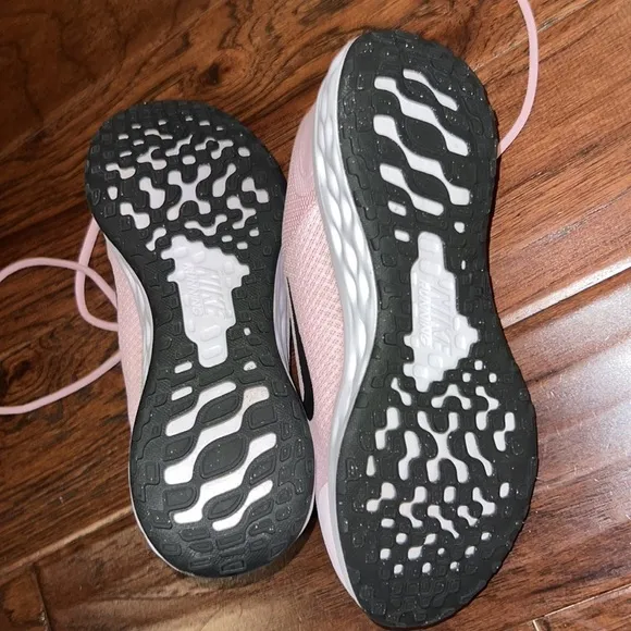 Nike running shoes light pink black big kid sneakers 5 Youth perfect condition​​