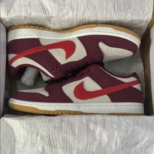 Nike SB DUNK LOW QS Men's Burgundy and Red Sneakers NEW in the box