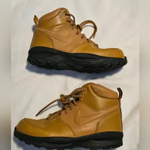 Nike Shoes, Nike Boots, Manoa, Wheat/Tan and Black, Big Kid's Size 6, EUC