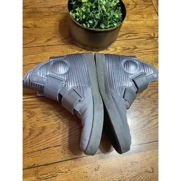 NIKE Sneakers Gray Metallic Quilted Leather Flystepper 2K3 Mens Size 10.5 644576