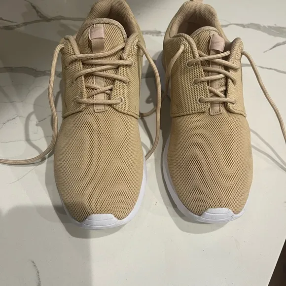 Nike sneakers, Nike Roshe one sneakers tan, Size 9