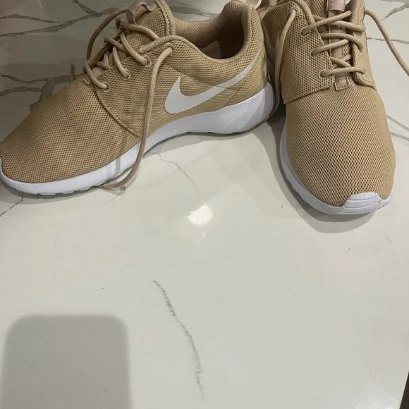 Nike sneakers, Nike Roshe one sneakers tan, Size 9