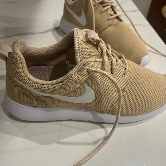 Nike sneakers, Nike Roshe one sneakers tan, Size 9