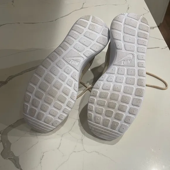 Nike sneakers, Nike Roshe one sneakers tan, Size 9