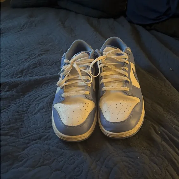 Nike White and Blue Sneakers Classic Low-Top Design