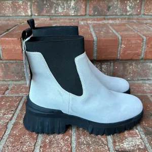 Nurture Denali Water Resistant Suede Platform Chelsea Boots White Size 8.5