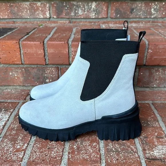 Nurture Denali Water Resistant Suede Platform Chelsea Boots White Size 8.5