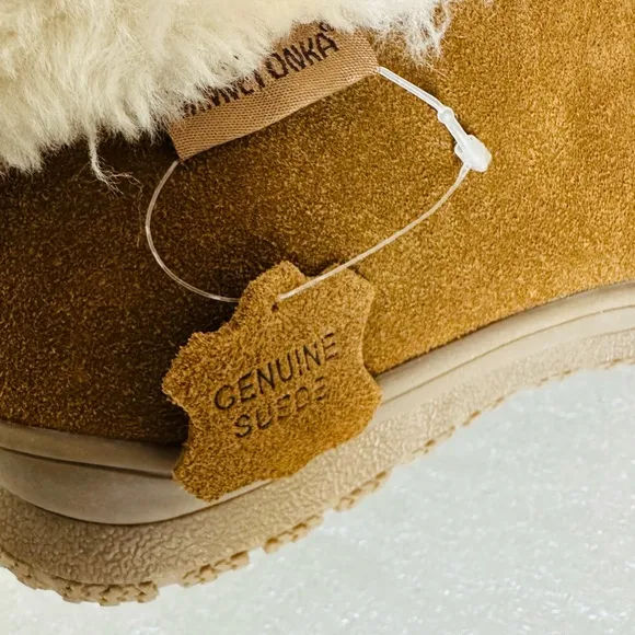 NWOB Minnetonka Southtown Suede Water Resistant Ankle Boots Size 9
