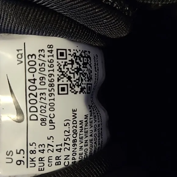 NWOT-Mens Nike Running Sneakers.   Size 9.5.