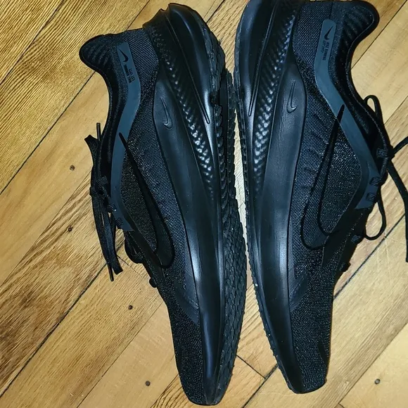 NWOT-Mens Nike Running Sneakers.   Size 9.5.