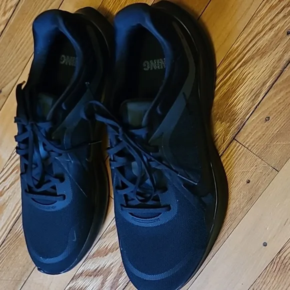 NWOT-Mens Nike Running Sneakers.   Size 9.5.