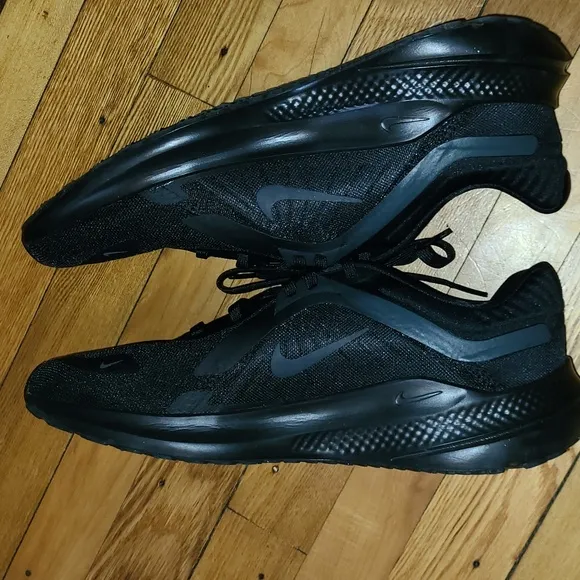 NWOT-Mens Nike Running Sneakers.   Size 9.5.