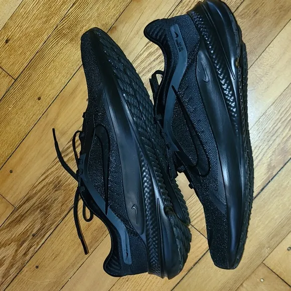 NWOT-Mens Nike Running Sneakers.   Size 9.5.