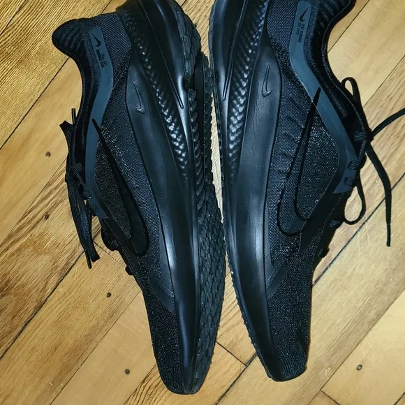 NWOT-Mens Nike Running Sneakers.   Size 9.5.