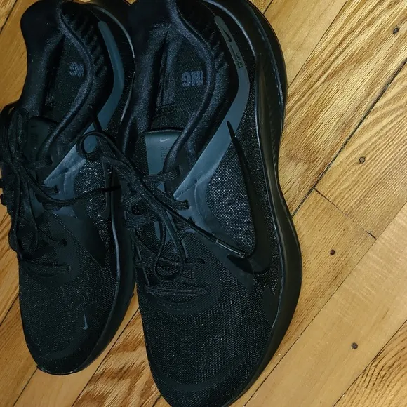 NWOT-Mens Nike Running Sneakers.   Size 9.5.