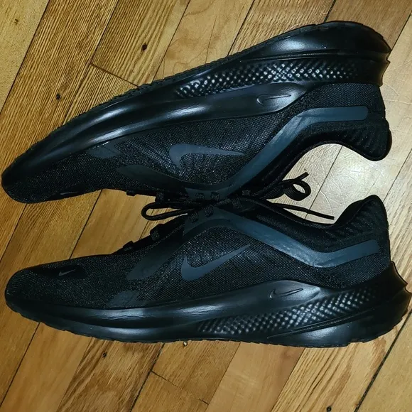 NWOT-Mens Nike Running Sneakers.   Size 9.5.