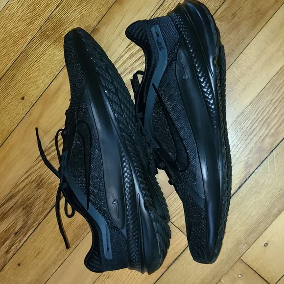 NWOT-Mens Nike Running Sneakers.   Size 9.5.