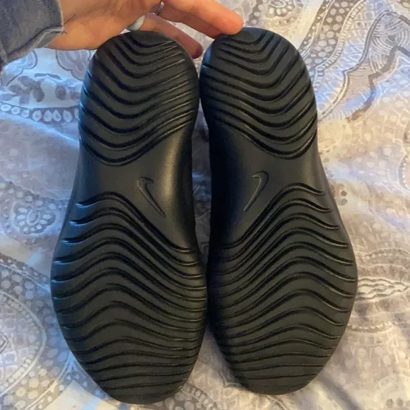 NWOT NIKE 5Y (big kids) ( or fits women’s 7 )slip on sneakers