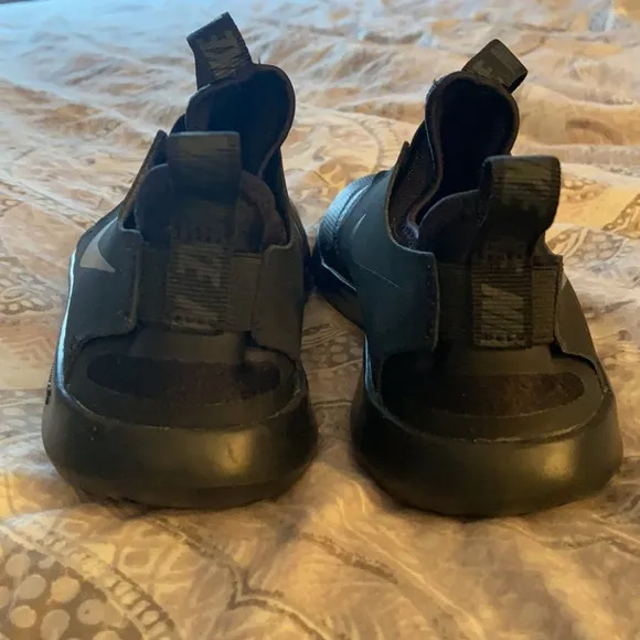 NWOT NIKE 5Y (big kids) ( or fits women’s 7 )slip on sneakers