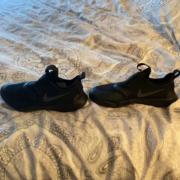 NWOT NIKE 5Y (big kids) ( or fits women’s 7 )slip on sneakers