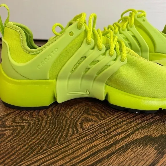 NWOT Nike Air Presto Womens Shoes Atomic Green Black DV2228-300