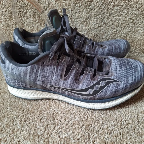 NWOT Saucony Freedom Mens Running Sneakers Gray/White Halographic Size 7
