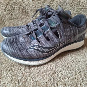 NWOT Saucony Freedom Mens Running Sneakers Gray/White Halographic Size 7