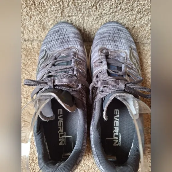 NWOT Saucony Freedom Mens Running Sneakers Gray/White Halographic Size 7