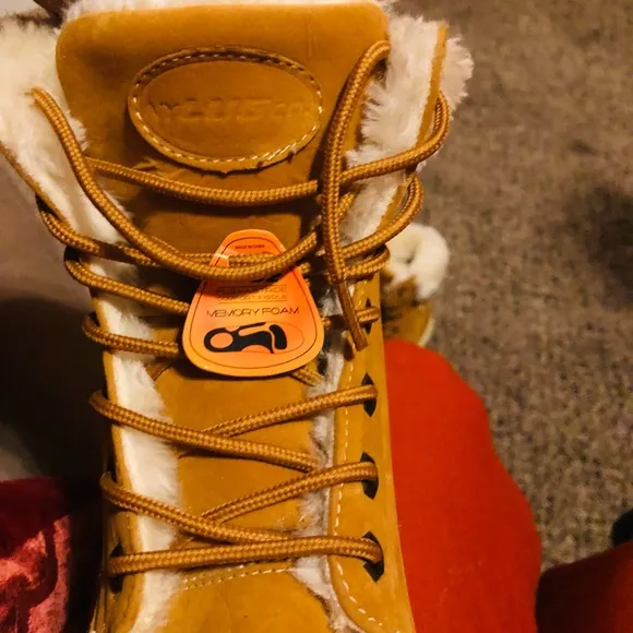 NWT LUGS WOMEN’S EMPIRE HI FUR BOOT. SIZE 5.5