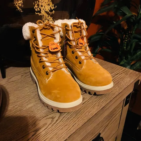 NWT LUGS WOMEN’S EMPIRE HI FUR BOOT. SIZE 5.5