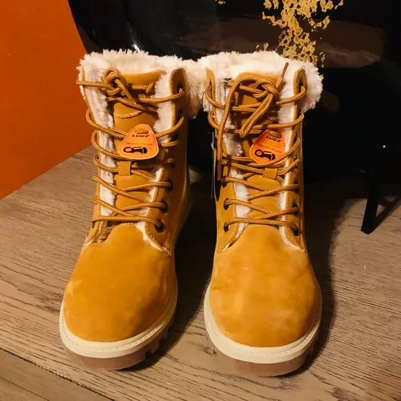 NWT LUGS WOMEN’S EMPIRE HI FUR BOOT. SIZE 5.5