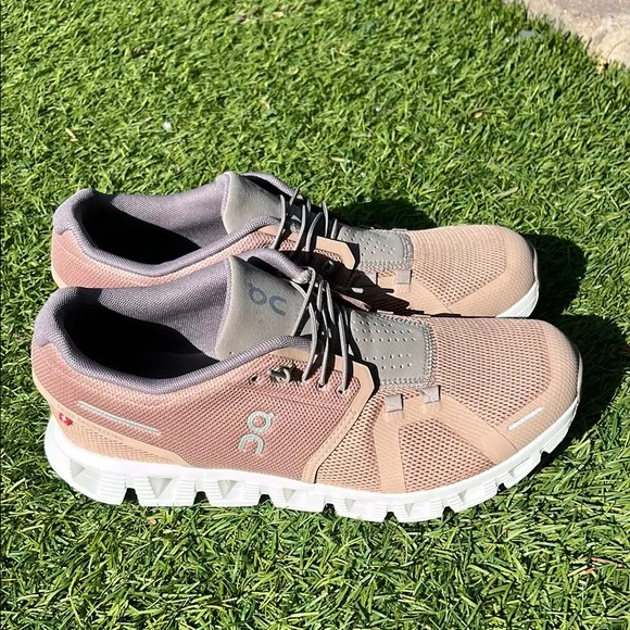 NWT On Cloud 5 Sneakers with extra laces