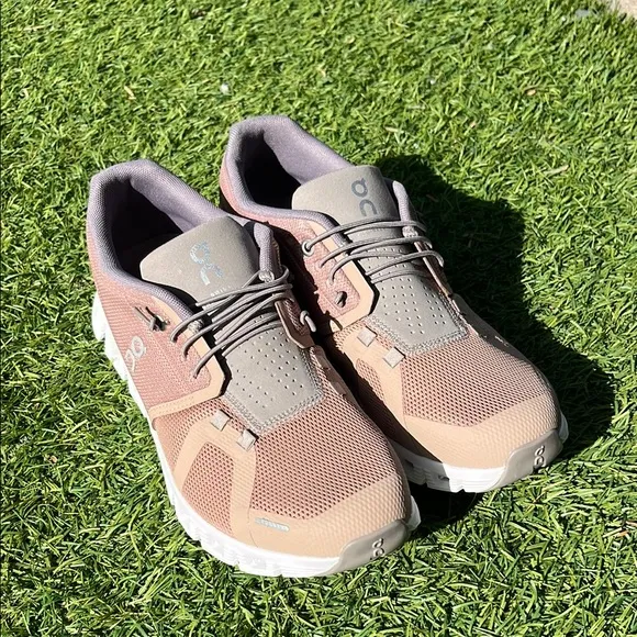 NWT On Cloud 5 Sneakers with extra laces