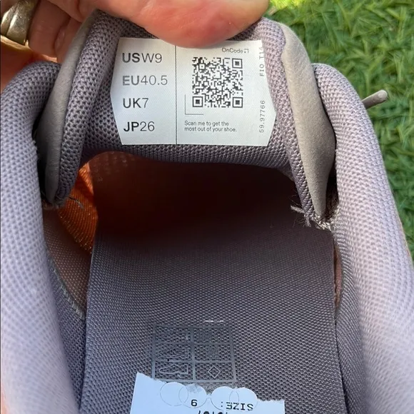 NWT On Cloud 5 Sneakers with extra laces