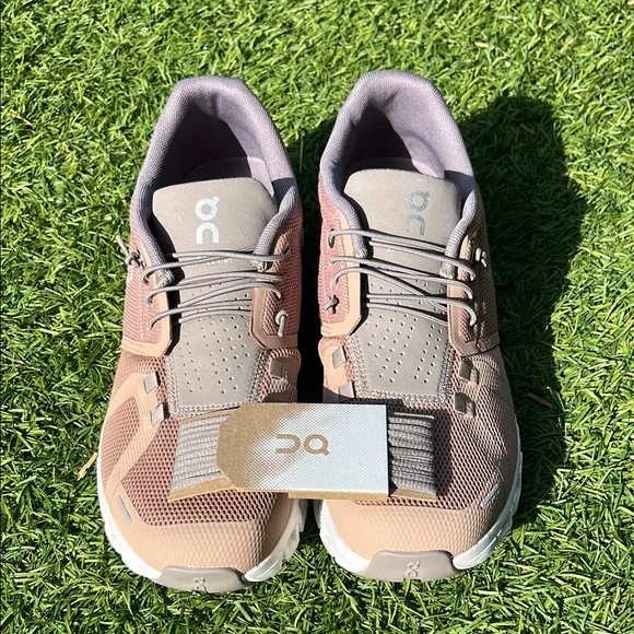 NWT On Cloud 5 Sneakers with extra laces