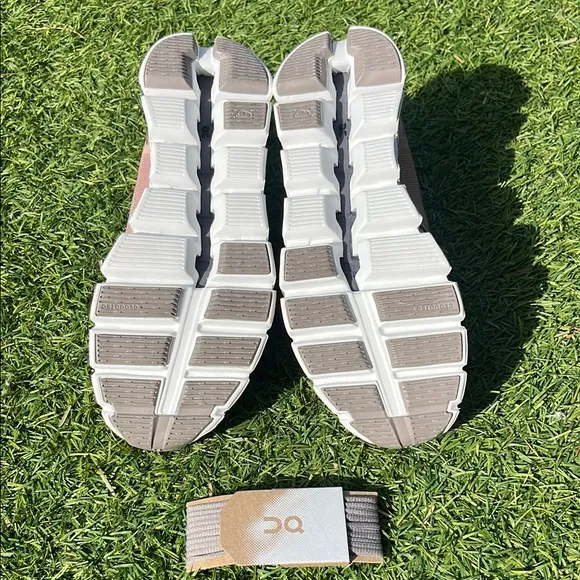 NWT On Cloud 5 Sneakers with extra laces