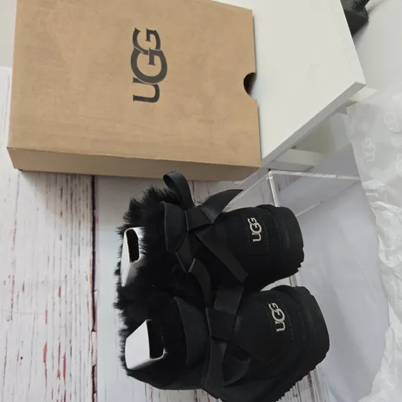NWT UGG Girl's Mini Bailey Bow Water Resistant Boots Toddler Size 7