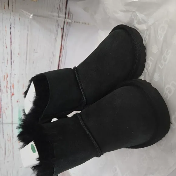 NWT UGG Girl's Mini Bailey Bow Water Resistant Boots Toddler Size 7