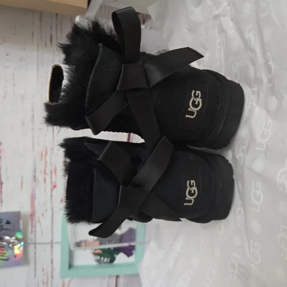 NWT UGG Girl's Mini Bailey Bow Water Resistant Boots Toddler Size 7