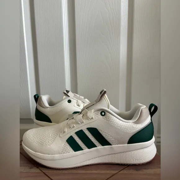 NWT Women Adidas Edge LUX VI Running sneakers. Size 11 TTS