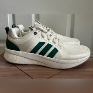 NWT Women Adidas Edge LUX VI Running sneakers. Size 11 TTS